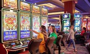 cicak togel mobile app showing fishing games and QRIS payment option